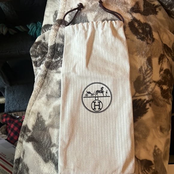 Hermes leather wallet with Hermes pouch beautiful silk lining - Picture 12 of 12